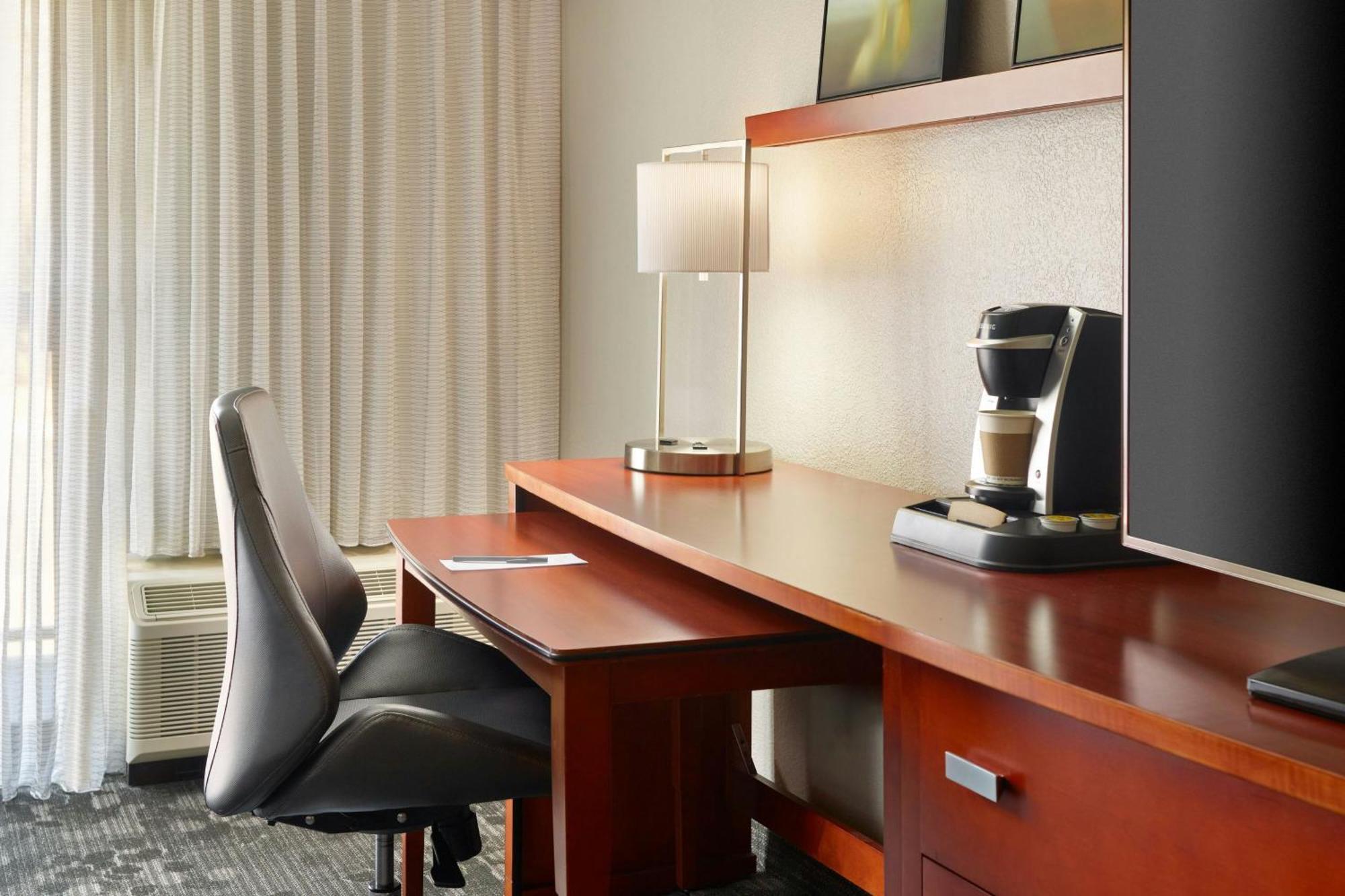Courtyard By Marriott Atlanta Airport South/Sullivan Road Eksteriør bilde